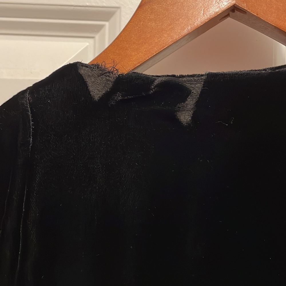 VINTAGE black velvet coat, lined in gold silk. Small. Needs repairs. - Picture 8 of 8